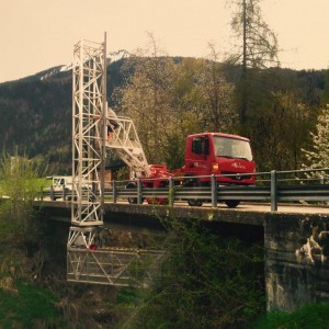 Camion nacelle sous pont