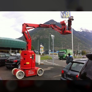 Articulating boom lift 11m